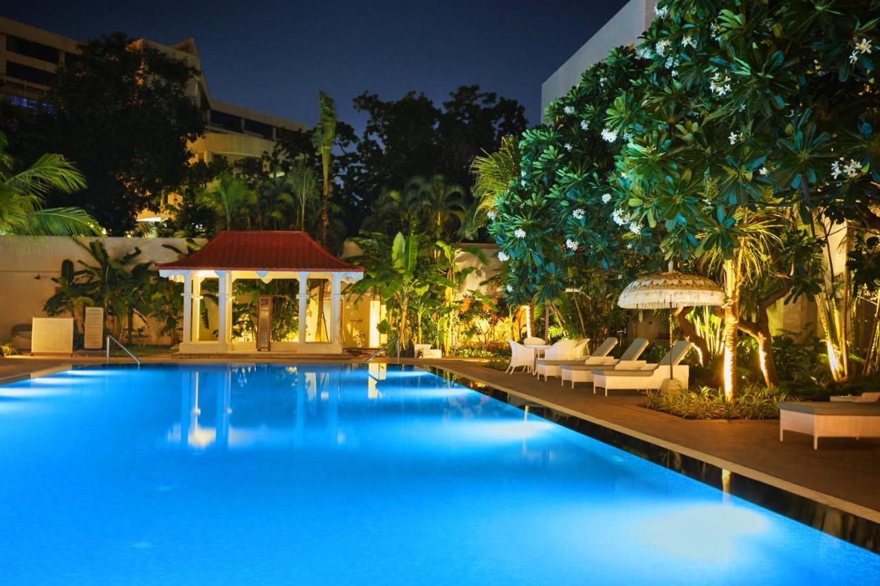 Hotel Taj Connemara, Chennai Esterno foto The pool at the hotel