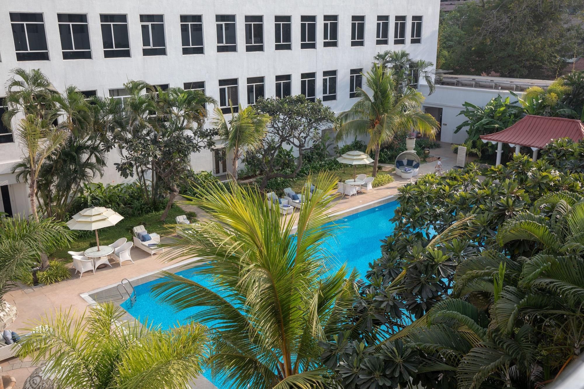 Hotel Taj Connemara, Chennai Esterno foto The swimming pool at the hotel
