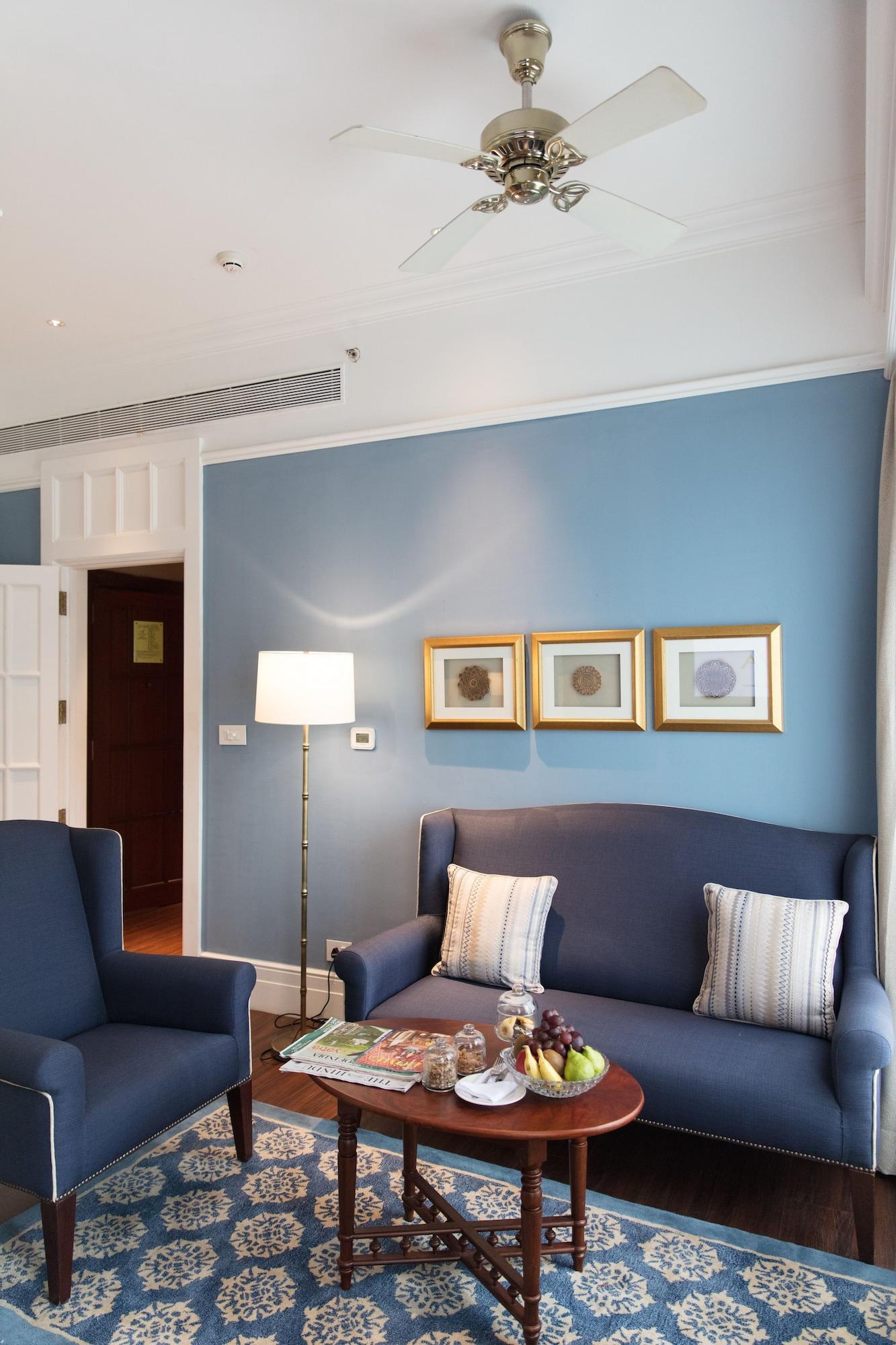 Hotel Taj Connemara, Chennai Esterno foto A wall painted with blue paint