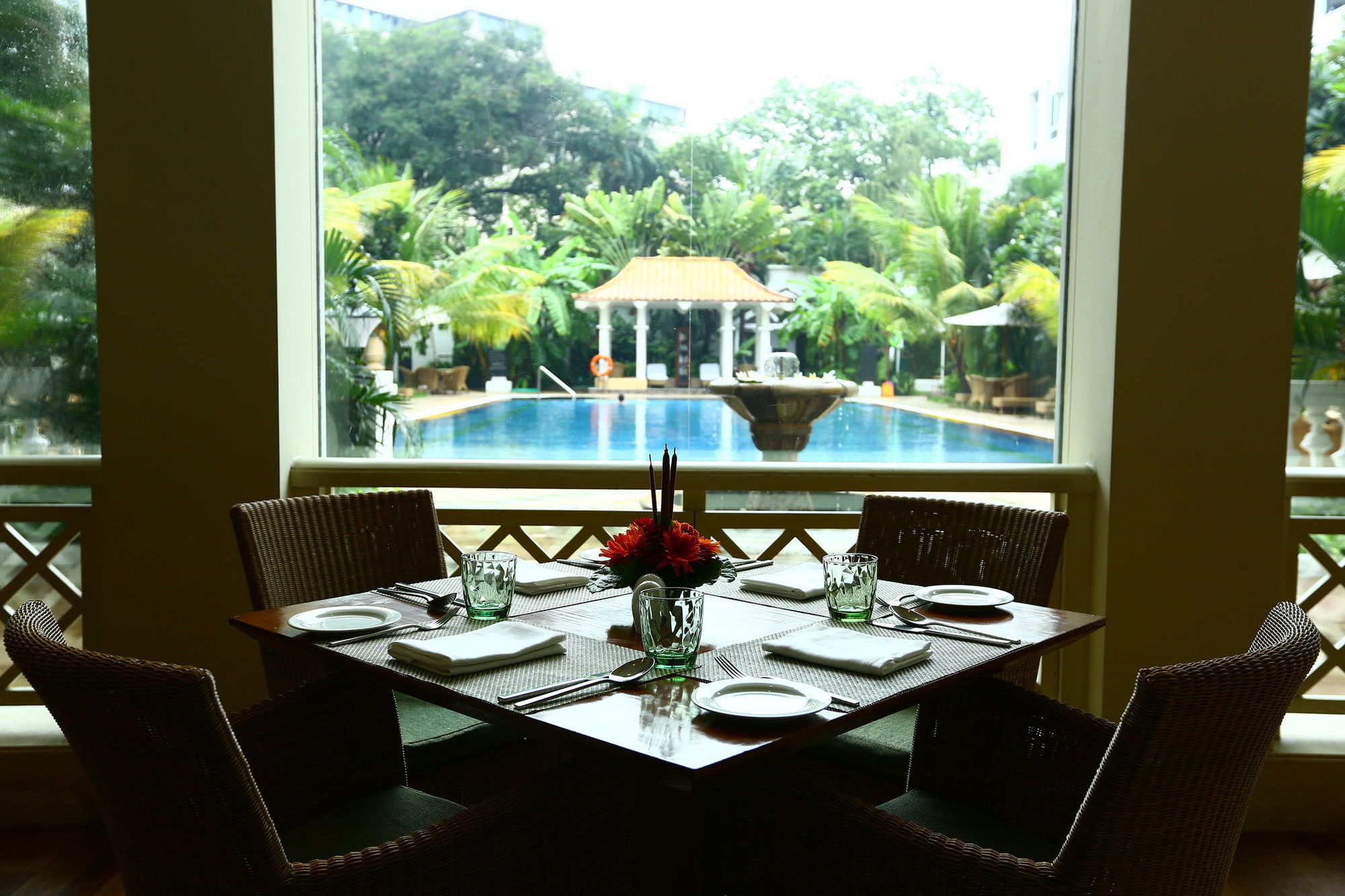 Hotel Taj Connemara, Chennai Ristorante foto The pool at the Taj Bengal