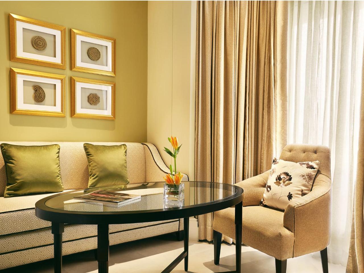Hotel Taj Connemara, Chennai Esterno foto A living room at the hotel
