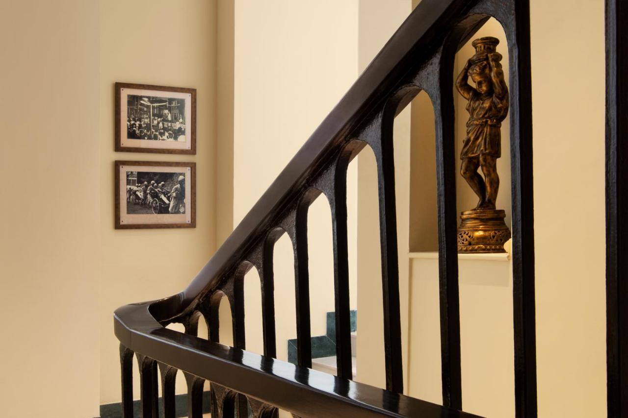 Hotel Taj Connemara, Chennai Esterno foto A handrail